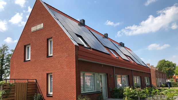 Doormiddel van beveiligde multinetwerk M2M-simkaarten die roamen op alle netwerken hebben de woningen die worden voorzien met een IOT gateway een onafhankelijke internet toegang en connectie met de cloud.